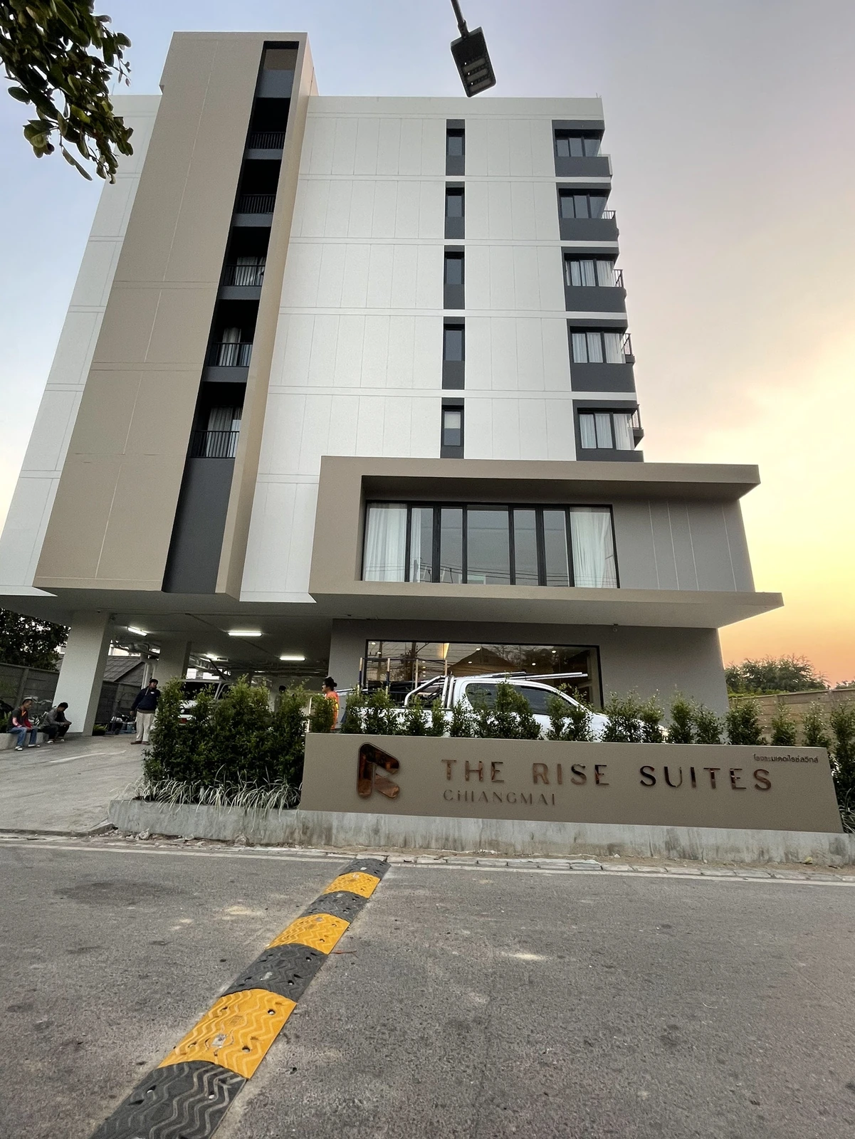 โรงแรม The Rise suites Chiangmai